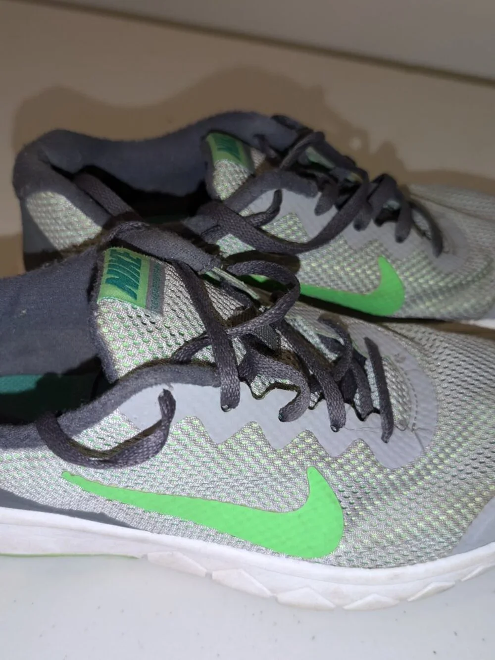Nike Flex Experience 4 Grey/Green Running Shoes.